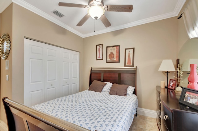 bedroom featuring baseboards, a closet, ornamental molding, a ceiling fan, and visible vents