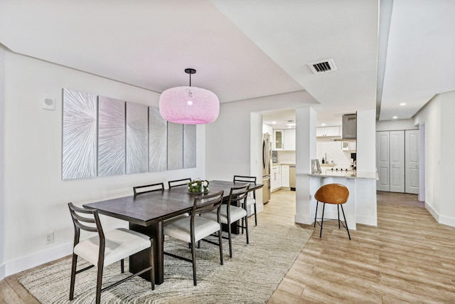 dining space featuring baseboards, recessed lighting, light wood-style flooring, and visible vents