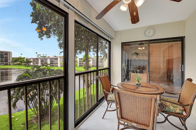 sunroom with ceiling fan