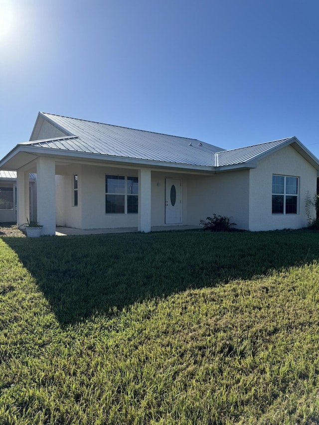 view of front of property with a front lawn