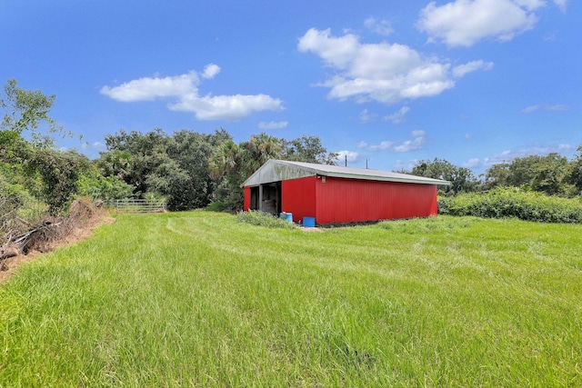 view of yard with an outbuilding