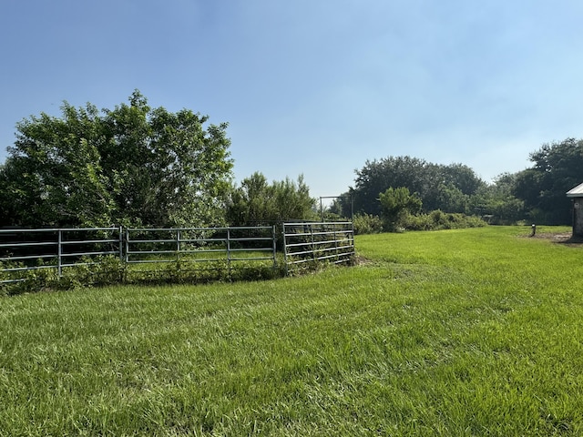 view of yard featuring a rural view