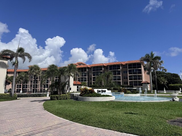 view of property's community featuring a lawn