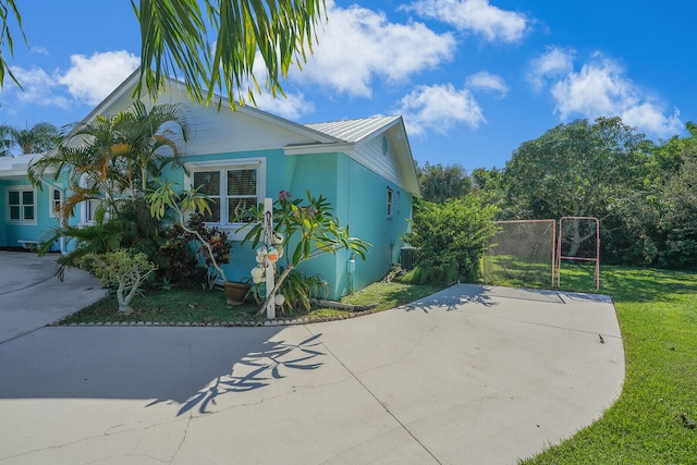 view of side of property featuring a yard