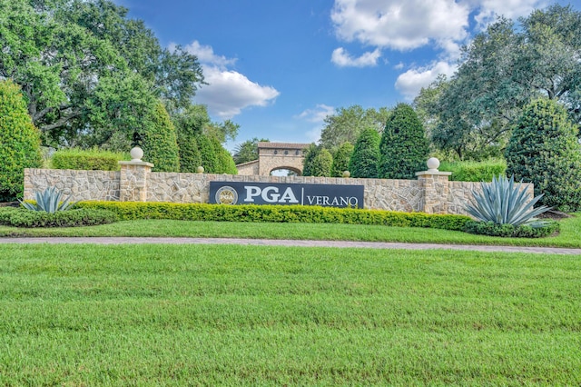 community / neighborhood sign featuring a lawn