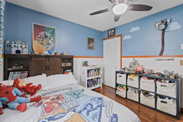 bedroom featuring a textured ceiling, dark hardwood / wood-style flooring, and ceiling fan