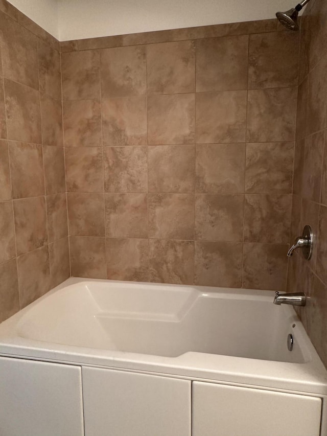 bathroom with tiled shower / bath combo