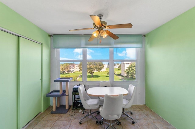 dining space with ceiling fan