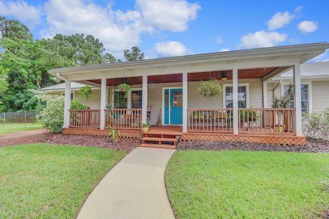 view of front of property featuring a porch and a front lawn