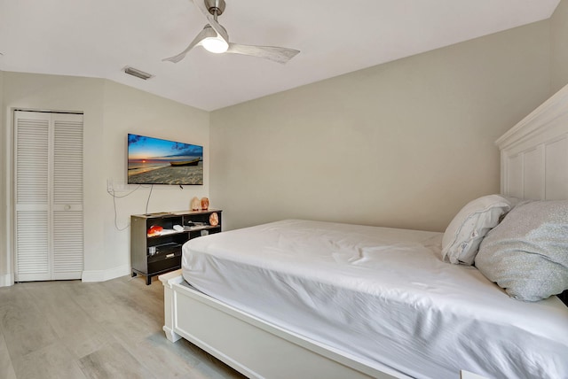 bedroom with light hardwood / wood-style floors, a closet, and ceiling fan