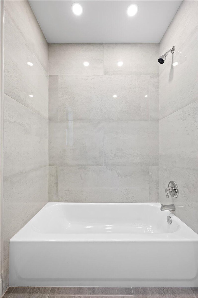 bathroom with tiled shower / bath