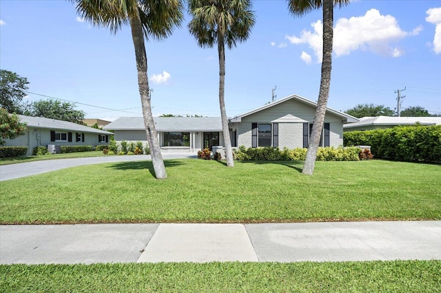 ranch-style house featuring a front yard