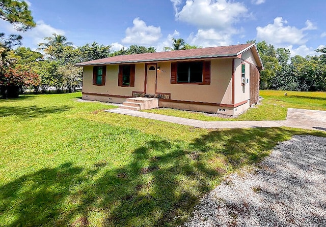 view of front of home featuring a front yard