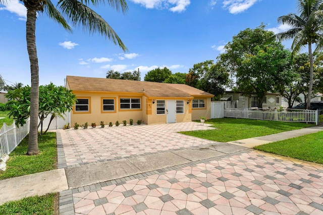 view of front of property featuring a patio area and a front lawn