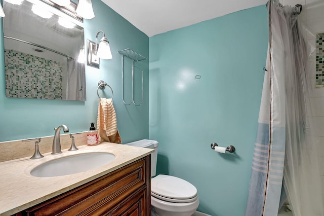 bathroom with a shower with curtain, vanity, and toilet