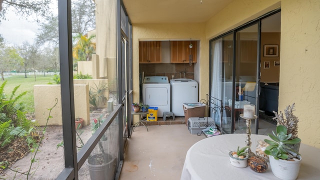 sunroom with washing machine and dryer