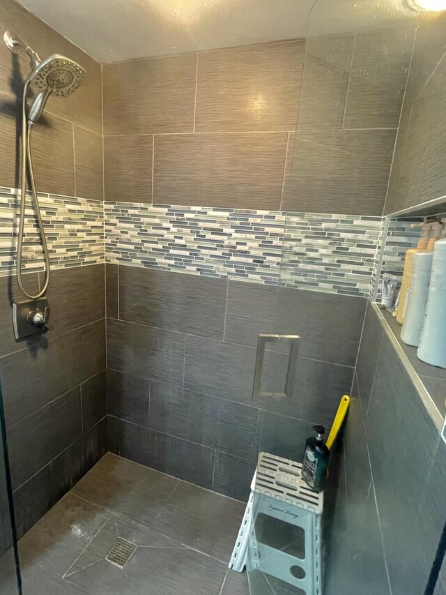 bathroom featuring tiled shower