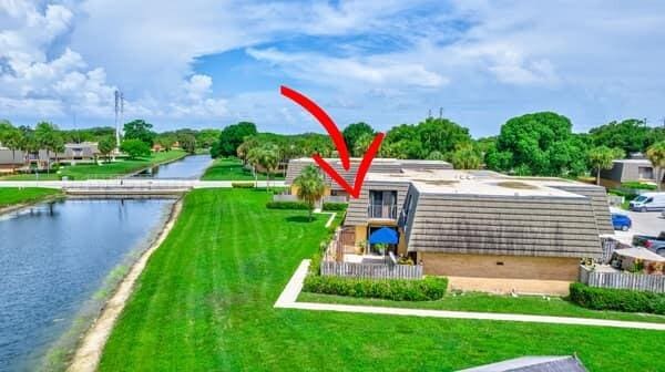 view of yard featuring a water view