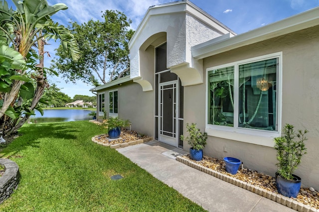 view of yard featuring a water view