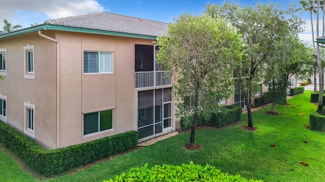 view of side of property featuring a lawn