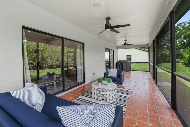 sunroom with ceiling fan