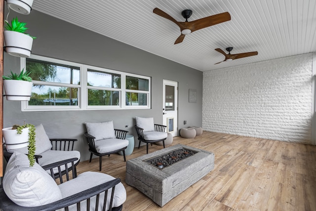 sunroom with ceiling fan