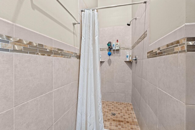 bathroom featuring a shower with curtain