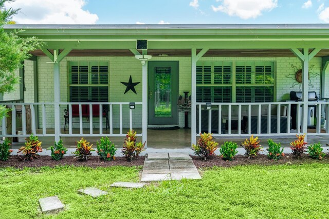 entrance to property featuring a porch