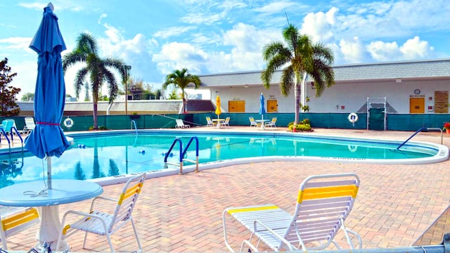 view of swimming pool