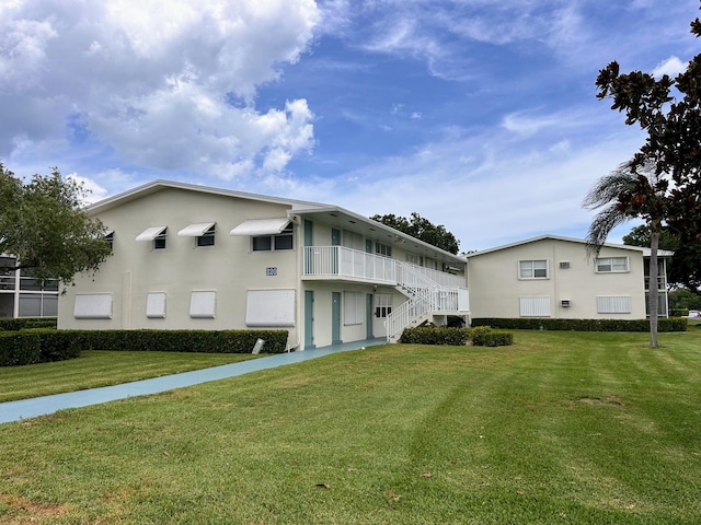 view of front facade featuring a front lawn