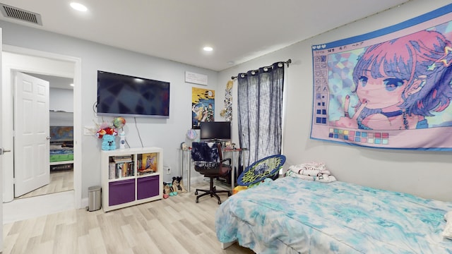 bedroom featuring light wood-style floors, visible vents, and recessed lighting