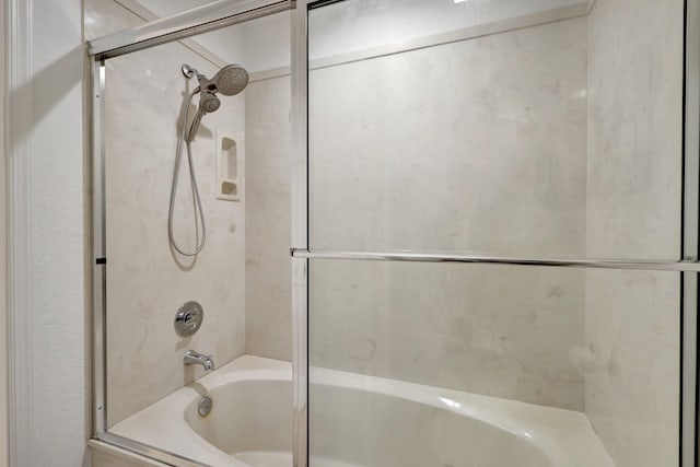 bathroom with tiled shower / bath