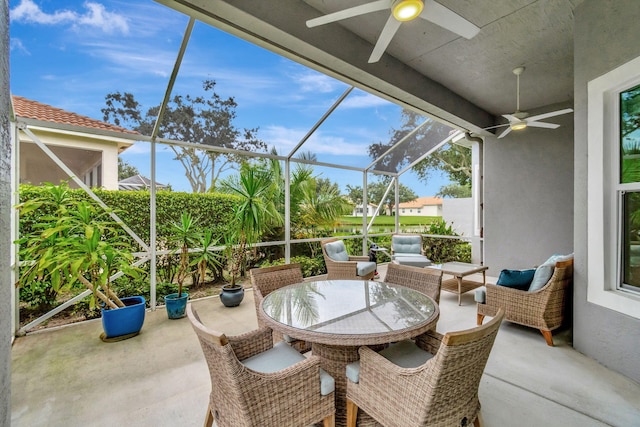 sunroom with ceiling fan