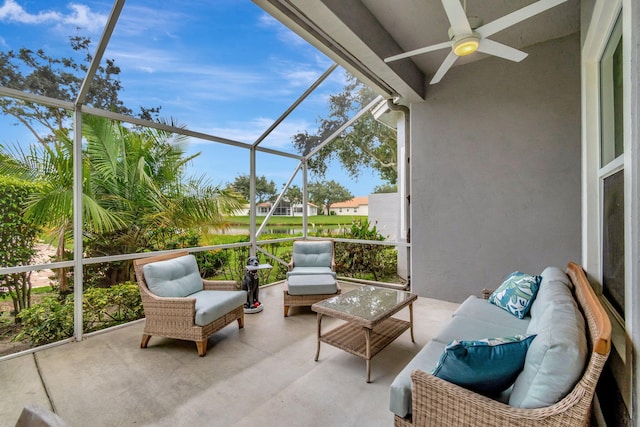 sunroom with ceiling fan