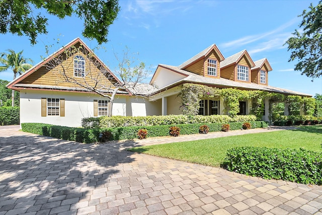 view of front of home featuring a front lawn