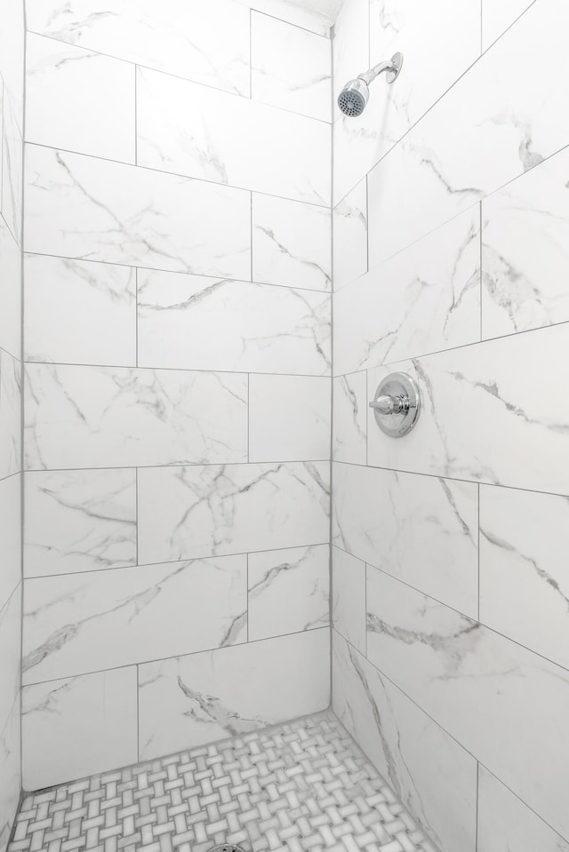 bathroom featuring a tile shower