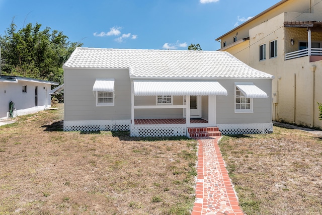 view of front of home featuring a front yard