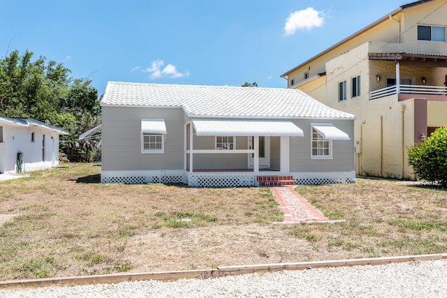 view of front facade featuring a front yard