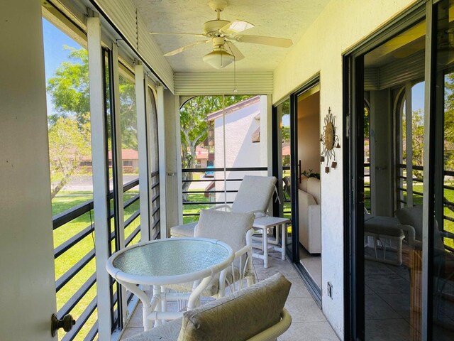 sunroom with ceiling fan