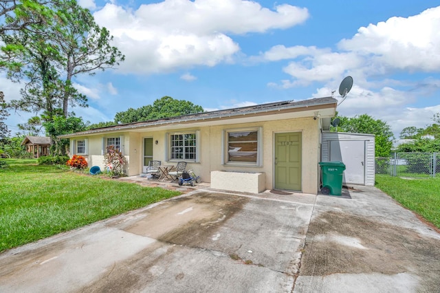 ranch-style home featuring a front lawn