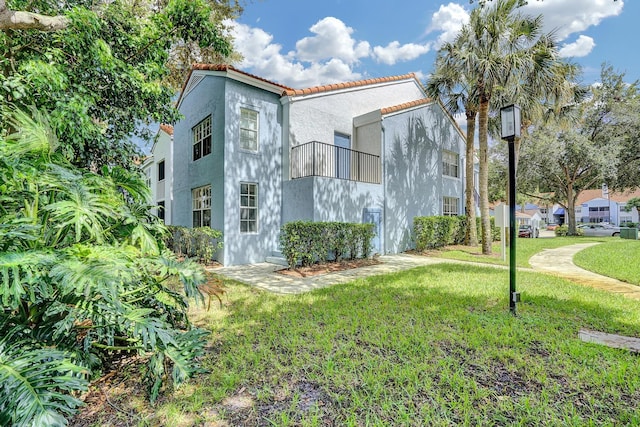 view of front of home featuring a front yard