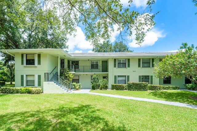 view of front facade featuring a front yard