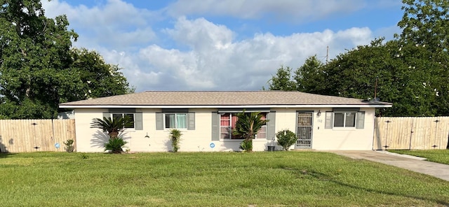 single story home with a front yard