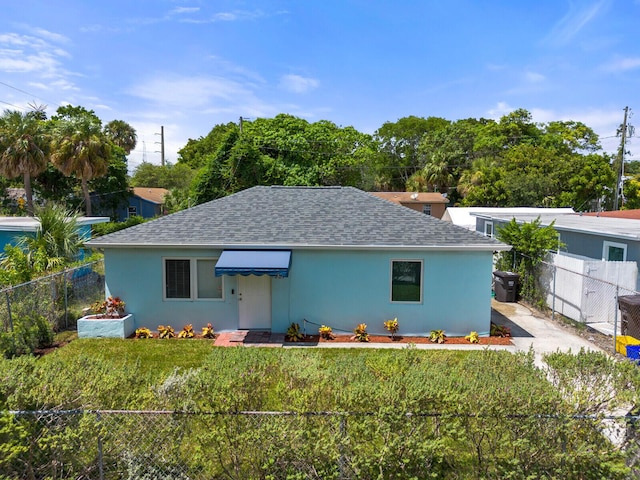 ranch-style home featuring a front lawn