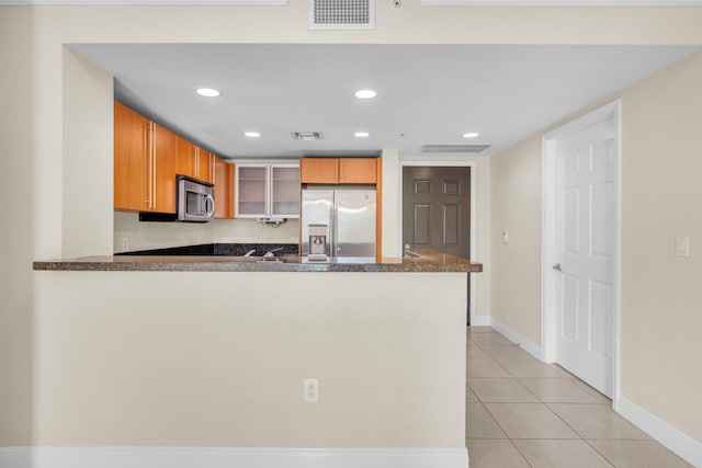 kitchen featuring visible vents, a peninsula, light tile patterned flooring, stainless steel appliances, and recessed lighting