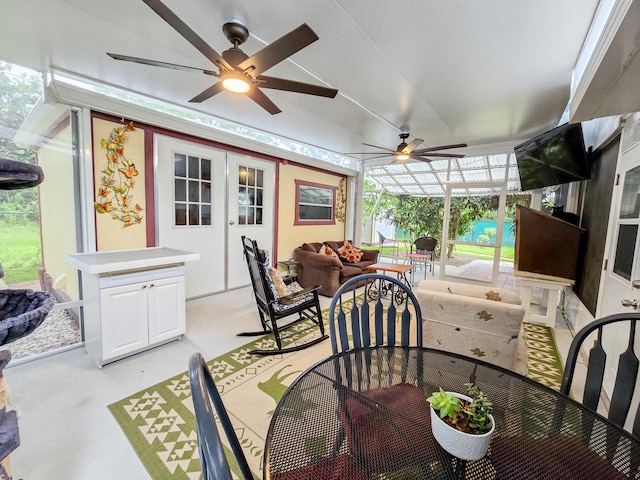 sunroom with ceiling fan