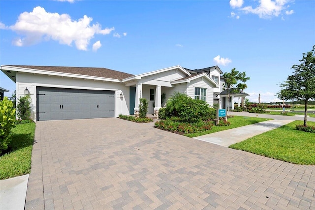 view of front facade featuring a garage