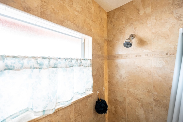 bathroom featuring tiled shower