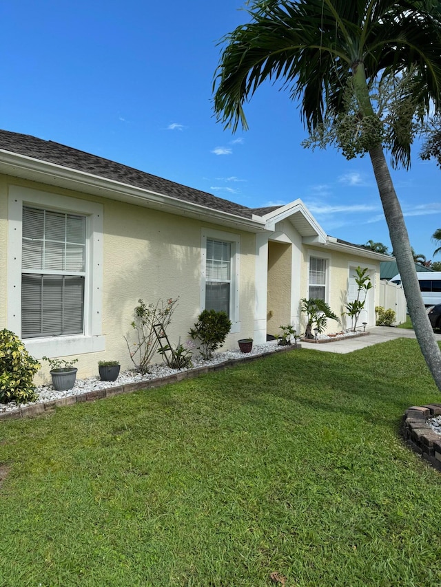 view of front of property featuring a front yard and a patio area