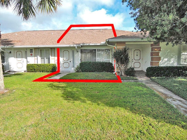 view of front of property featuring a front lawn